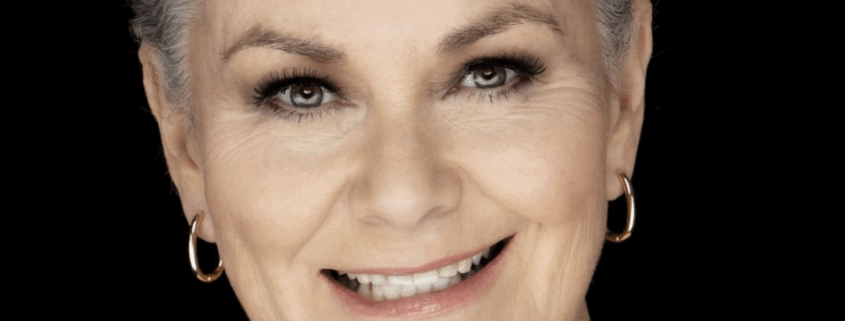 Dawn-French-performing-Lost-Garden-of Heligan